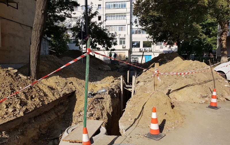 FOTO| Bărbatul căzut într-un șanț din Vaslui unde se fac lucrări de canalizare a murit. Poliția face anchetă