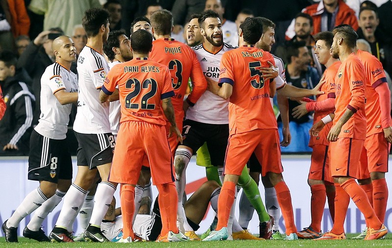 VIDEO / Valencia - Barcelona 0-1. Messi, lovit în cap cu o sticlă!
