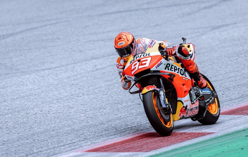 Momentul în care pilotul Marc Marquez cade de pe motocicletă la 274 kilometri / oră