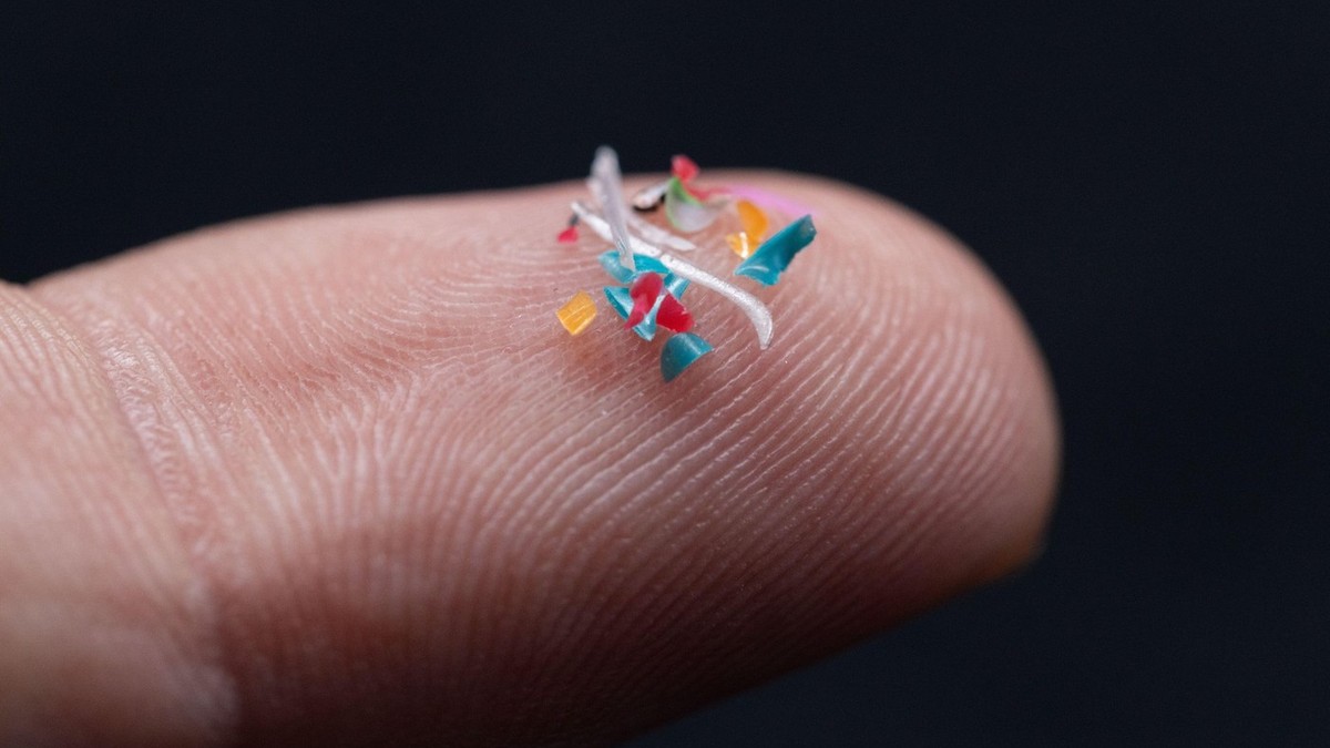 Microplastic pe un deget