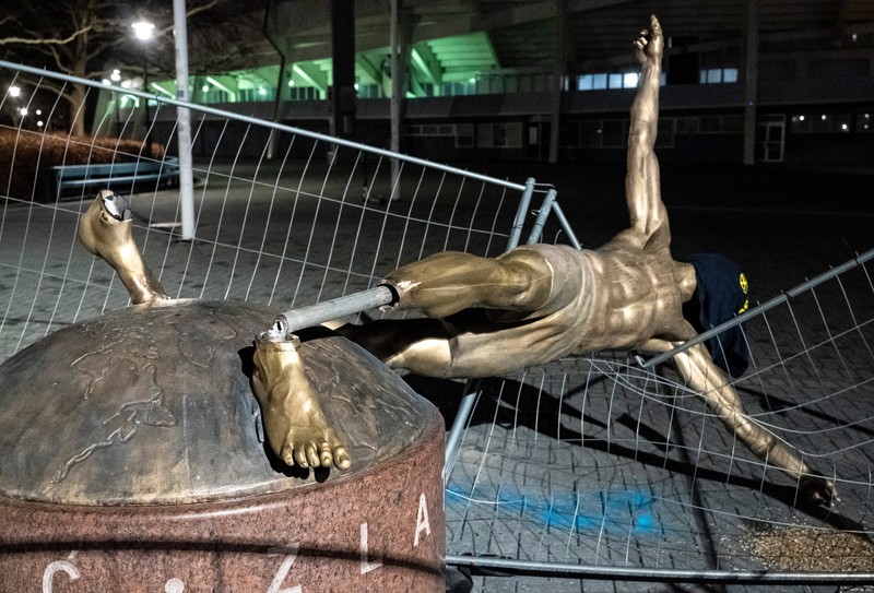 Statuia vandalizată a lui Zlatan Ibrahimovici / FOTO: EPA