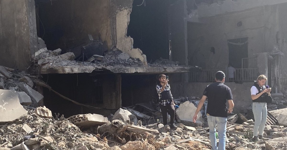 Cladiri distruse beirut, oameni printre dărmături