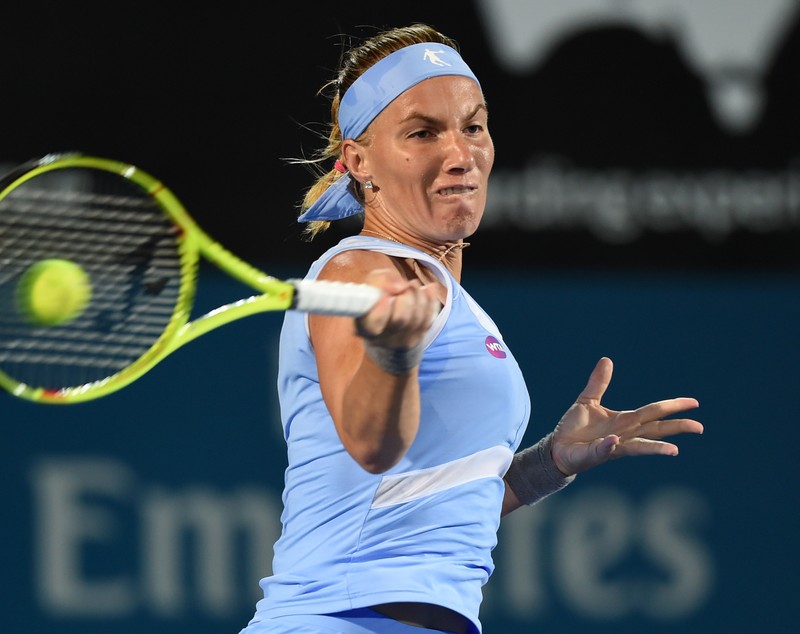 Simona Halep a pierdut semifinala de două zile! Nu e cu supărare, și-a conservat energia pentru Australian Open. Finala ar fi trebuit s-o joace la ora 10.30. A avut, și în acest joc, o reacție nervoasă, dând cu racheta de pământ! Numărul 2 WTA și-a aflat traseul pe tabloul principal de la Melbourne, unde specialiștii susțin că are parte de un drum lin până în semifinale / GALERIE FOTO & VIDEO