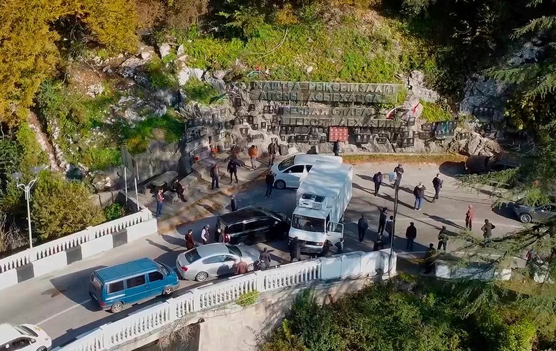 Proteste antiruse în regiunea separatistă Abhazia. Poarta parlamentului local, dărâmată cu un camion | VIDEO