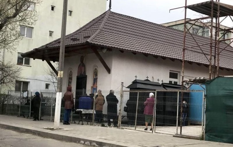Plângere la poliție împotriva bisericii care transmitea slujba la boxe și trăgea clopotele. Polițiștii din Iași au atenționat preotul că-i vor da amendă