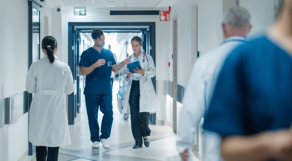 O regulă nouă ar putea aduce mai ușor medicii români din Marea Britanie înapoi în spitalele din țară. Imagine cu caracter ilustrativ. Sursă foto. Shutterstock