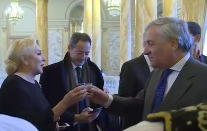 Guvernul a oferit un prânz de lucru în Sala Tronului. Anul trecut, acolo era depus trupul Regelui Mihai