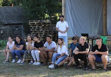 Regizorul şi trupa lui fac repetiţia generală înaintea spectacolului