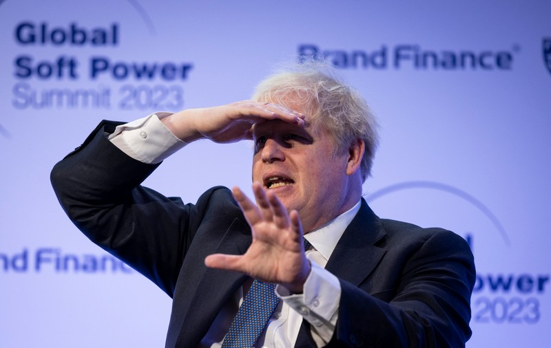 Întrebarea fostului premier Boris Johnson pentru specialiștii săi, în pandemie: „Poți ucide COVID dacă îți bagi uscătorul de păr pornit în nas?”
