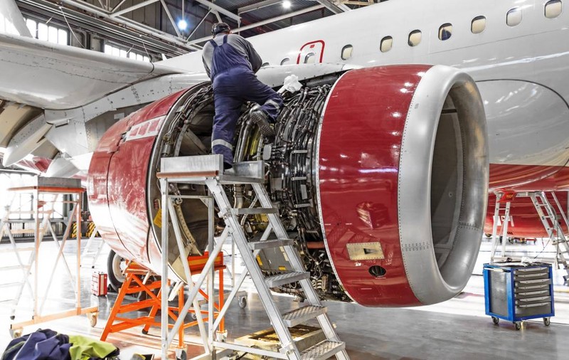 Gigantul german care produce piese pentru Airbus, Boeing și armatele lumii deschide o mare fabrică în România