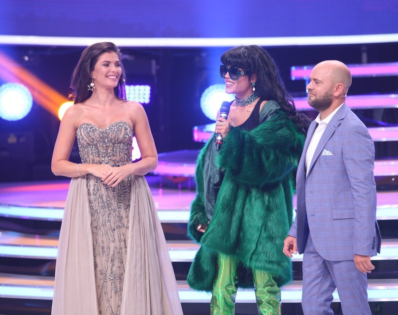 Barbara, de la Mandinga, a rămas fără voce. S-a întâmplat înainte de prima ei transformare, la “Te cunosc de undeva” | FOTO