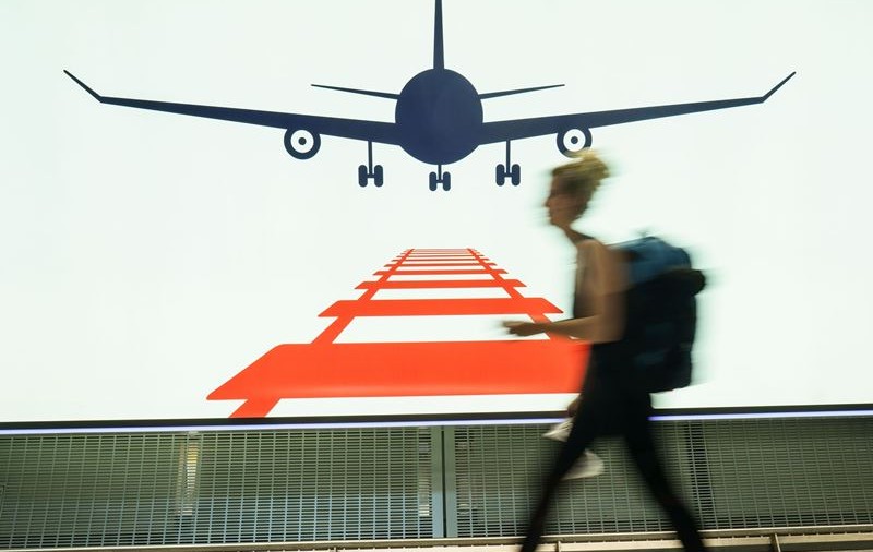 O femeie din Australia care a ratat îmbarcarea a alergat în fața avionului pe pistă, făcând semne pilotului s-o ia și pe ea