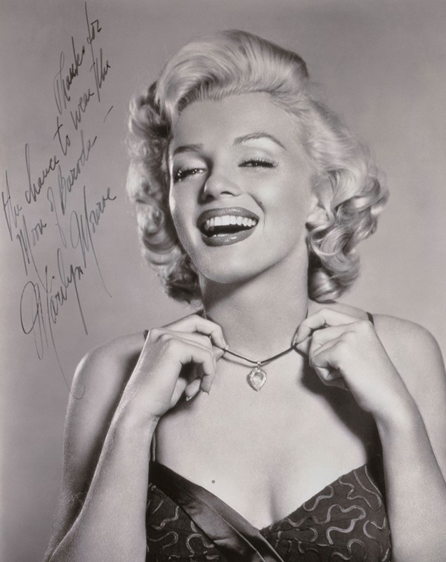 FOTO și VIDEO | Diamantul care a fost purtat cândva de Marilyn Monroe a fost vândut la licitație cu 1 milion de euro