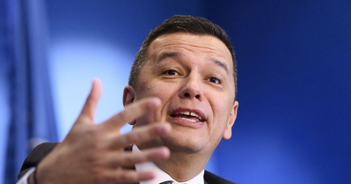 Președintele interimar al PSD, Sorin Grindeanu, îmbrăcat la costum negru și cămașă albă, explică dând din mâna dreaptă, în timpul unei conferințe de presă, la București, mai 2025