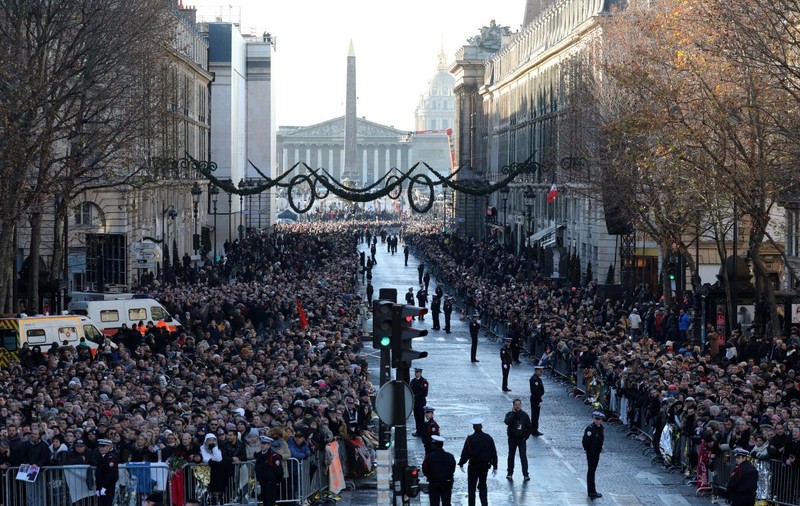 Sute de mii de fani s-au adunat pe străzile din Paris pentru a-și lua rămas bun de la Johnny Hallyday