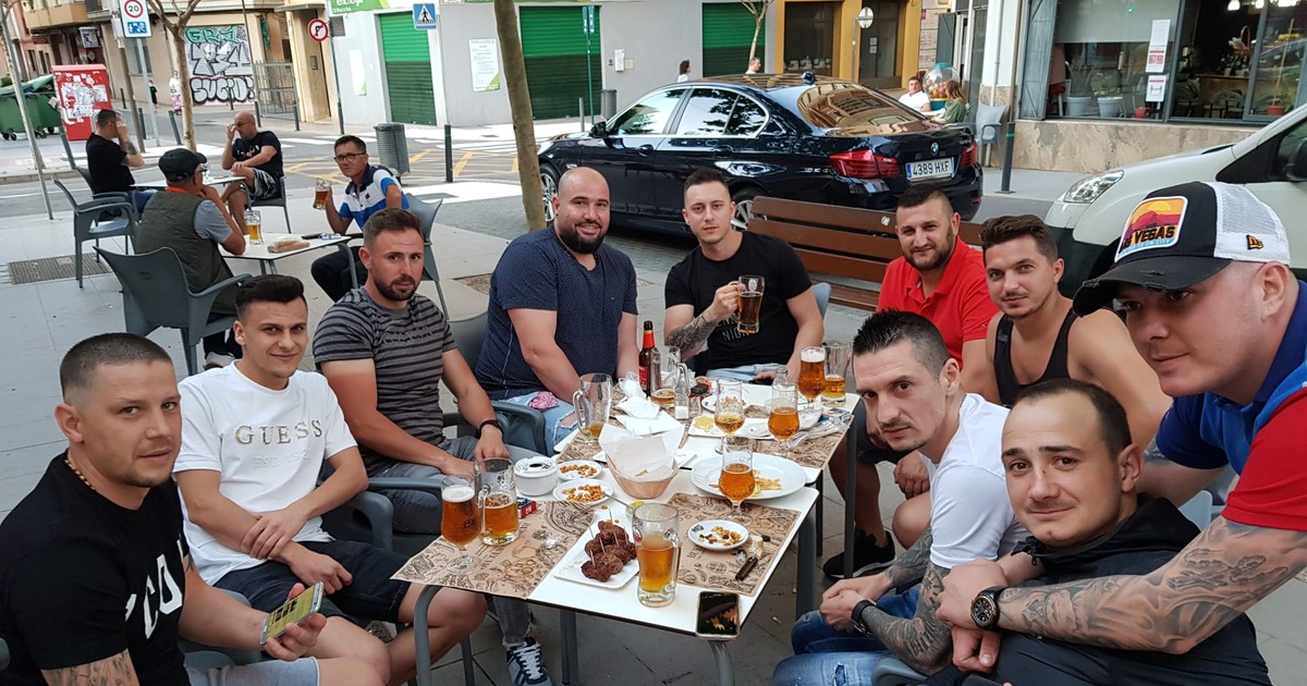 Zece români au ocupat rapid una dintre mesele de la terasa lui Valentin Nițu