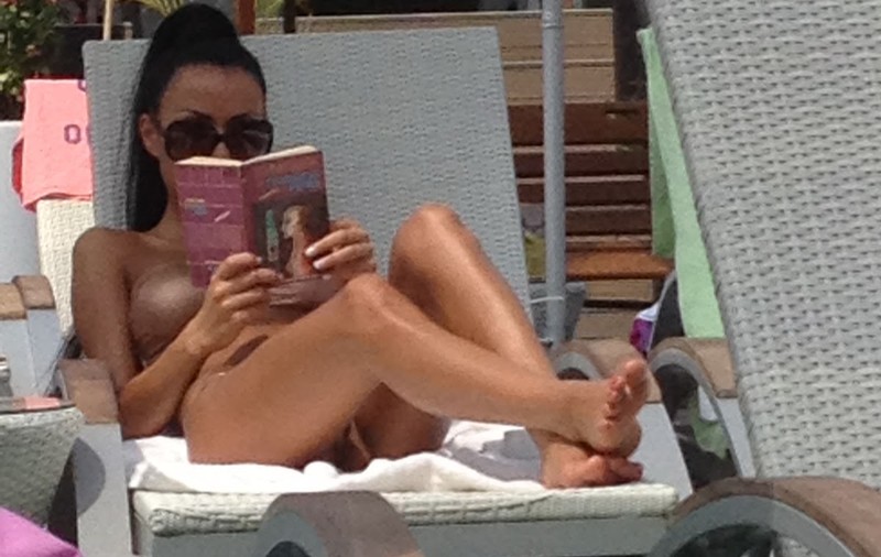 Aşa ceva nu credeai că vei vedea vreodată! Daniela Crudu, cu o CARTE în mână la piscină!