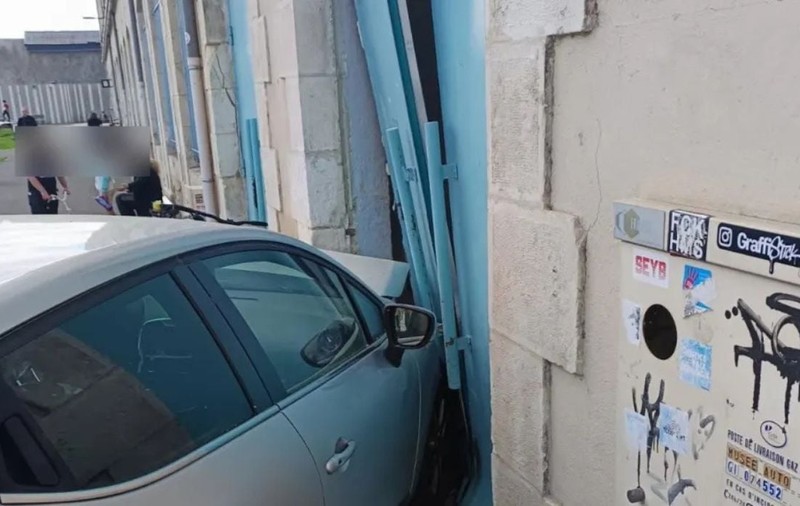 Șoferița unui Renault Clio a confundat pedala de frână cu accelerația și a distrus toaletele publice dintr-un oraș din Franța