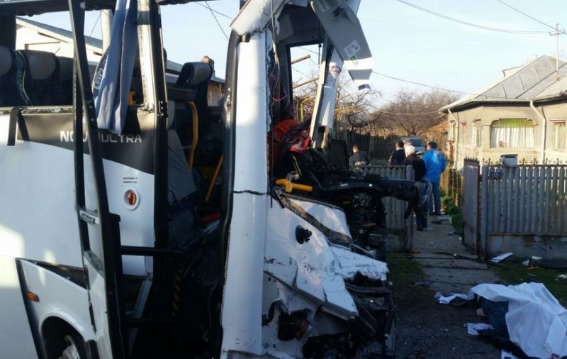 UPDATE / Microbuzul implicat în accidentul cu doi morți de pe DN1 transporta angajați ai Therme București