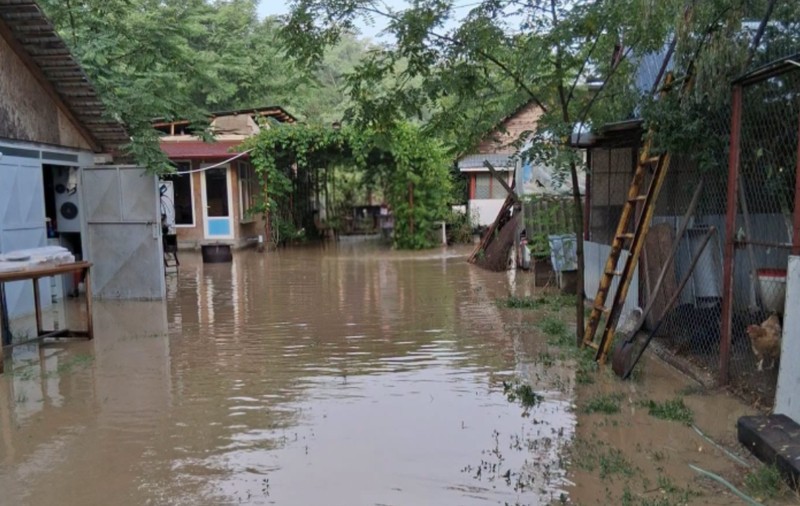 Situație critică în județul Olt: Pompierii ISU au intervenit fără oprire în 6 localități pentru evacuarea apei din gospodării