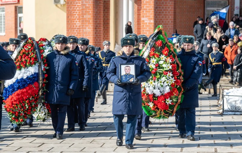 „Pe cine îngropăm, tătucă comandant?” Un colonel rus mort în războiul din Ucraina a fost dus pe ascuns acasă și înmormântat