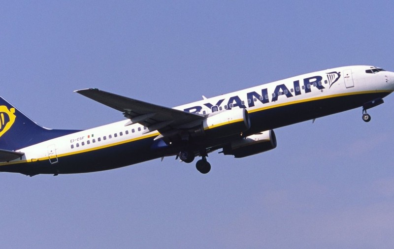 Aterizare de urgență. O pasageră agresivă trage de păr o stewardesă în avion
