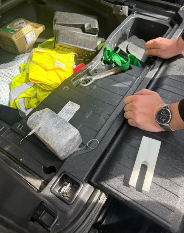 Un român și-a ascuns 120.000 de euro și 4.000 de lei lângă baterie și lângă roata de rezervă a mașinii. Vameșii din Kosovo i-au confiscat pe toți