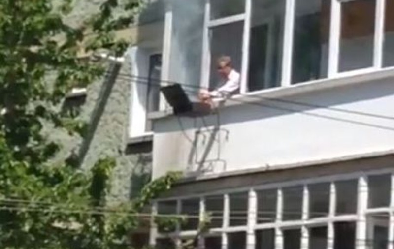 A făcut grătar pe balcon în Piatra Neamț. Imagini inedite, surprinse în minivacanța de 1 mai