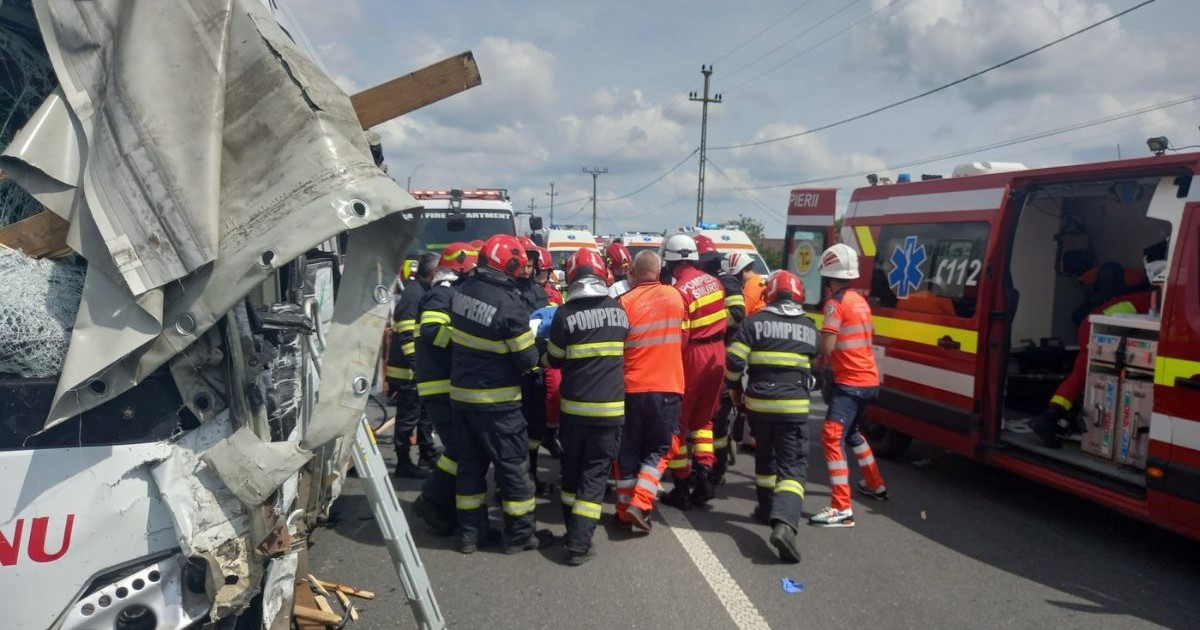 oameni și pompieri adunați la un accident în Lețcani, Iași
