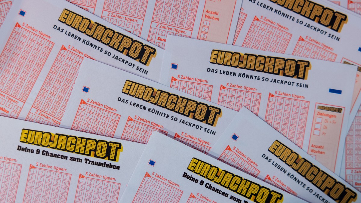 Biletele pentru Eurojackpot sunt expuse la un magazin de loterie din Renania. Foto: Hepta.