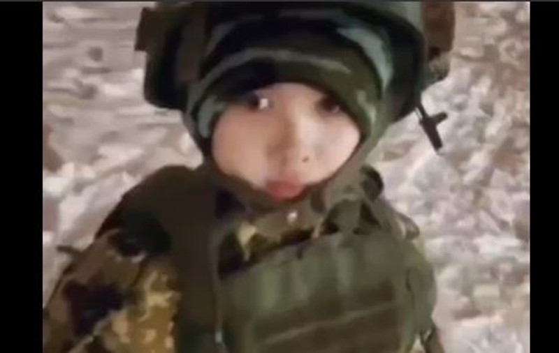 Copil rus în uniformă de camuflaj filmat cu o mitralieră în mâini: „Vrei să ucizi ucraineni? Da, să trăiți!” | VIDEO