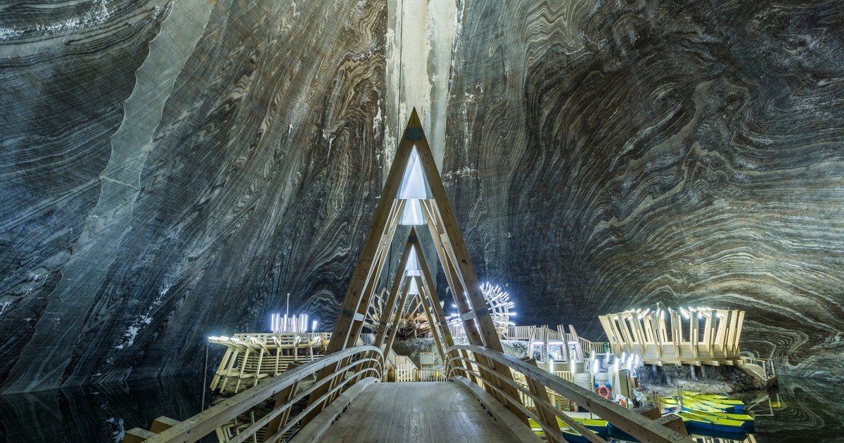 Salina Turda - locul în care să te relaxezi în mijlocul verii. Unde este și ce obiective turistice sunt în jur
