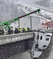 Șofer de TIR salvat din cabina căzută peste marginea unui pod și rămasă suspendată la 30 de metri înălțime. Foto: X.