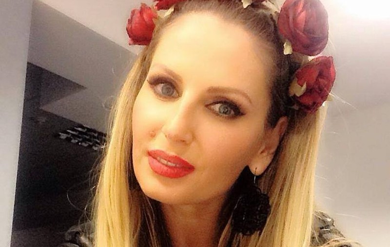 ANDREEA BĂNICĂ E BUBULINA GOSPODINA! UITE CE FACE ŞI CUM SE DESCURCĂ ÎN BUCĂTĂRIE!