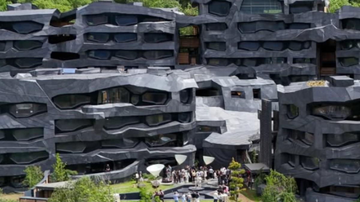 Un incendiu devastator a distrus aproape complet complexul rezidențial de lux Querola d'Ordino din Andorra, proiectat de arhitectul francez Jean Nouvel. Sursă foto Instagram/Querola d'Ordino