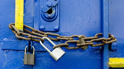 Români închiși cu lacătul, într-un depozit