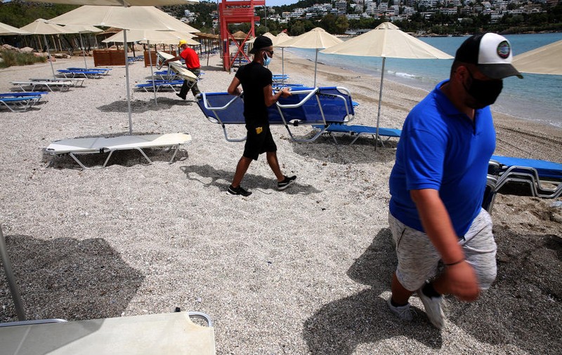 Grecia a redeschis plajele amenajate, cu o săptămână înainte să dea startul sezonului estival