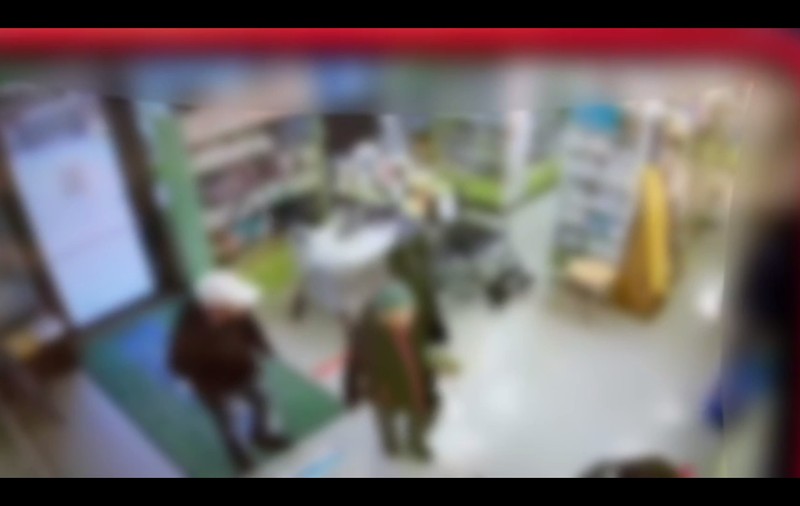 Momentul în care un bărbat fură dintr-o farmacie din București. Nu și-a dat seama că este filmat și a fost prins imediat