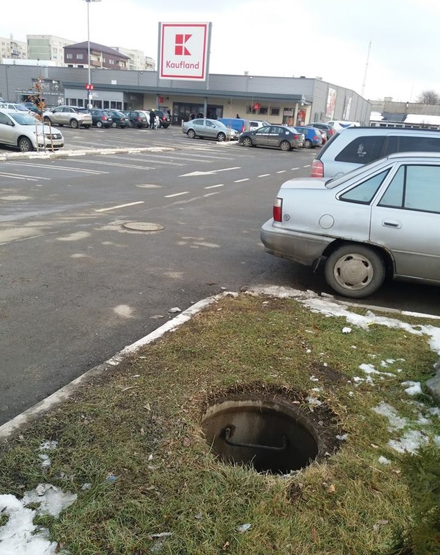 ȘTIREA MEA. UPDATE / Kaufland Militari a ales o soluție mult mai sigură pentru canalul fără capac din parcarea magazinului (FOTO)
