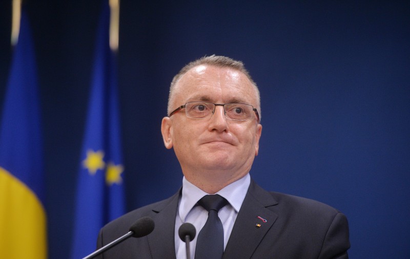 Moţiune simplă împotriva lui Sorin Cîmpeanu după acuzaţiile de plagiat, depusă de USR şi Forţa Dreptei. Când se votează