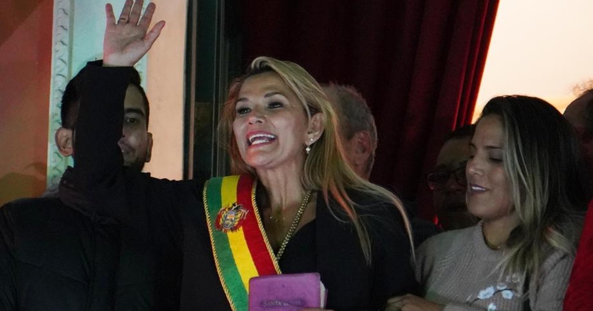 Senatoarea Jeanine Anez s-a proclamat preşedinte interimar al Boliviei (foto EPA)