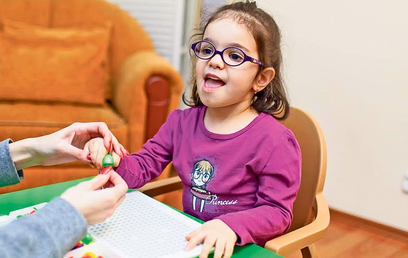 Hai s-o ajutăm pe Sara! Fetiţa cu sindrom Joubert are nevoie de 3.500 de lei lunar