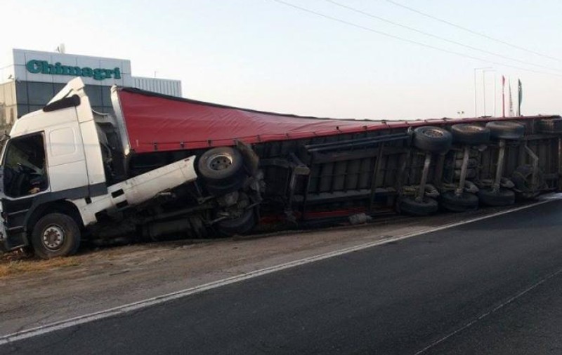 Sute de sticle de bere distruse în urma unui accident de TIR pe DN 2B