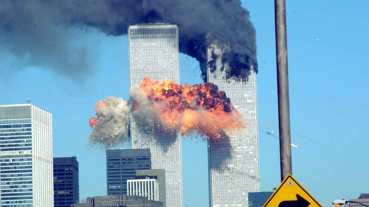 Cele două turnuri gemene de la World Trade Center din New York, în timpul atentatelor de la 11 septembrie 2001. Să văd norii negrii de fum cum ies din clădire