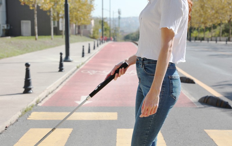 Bastonul smart cu AI pentru nevăzători identifică obstacole și îi ajută pe aceștia să navigheze mai ușor în viața de zi cu zi