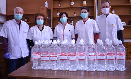 Dezinfectant de mâini produs în farmacia Spitalului Militar din Sibiu Sursă foto: Facebook Spitalul Militar din Sibiu