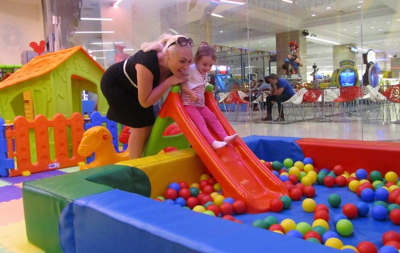 Giulia Nahmany a dat în MINTEA COPIILOR! Uite cum se joacă, alături de fiica ei, Caroline | FOTO&VIDEO