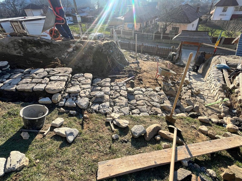 Scările de la intrarea în Mănăstirea Corbii de Piatră. Foto: Florentin Sturzeanu