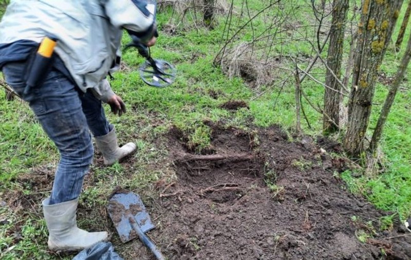 Descoperire valoroasă făcută de un polițist într-o pădure din Olt. „Sunt şanse să mai găsim ceva acolo”
