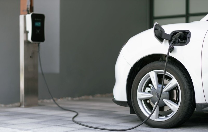 Reacțiile internauților după ce un român s-a lăudat că drumul spre Grecia l-a costat de șase ori mai puțin în 2024, pentru că a mers cu o mașină electrică